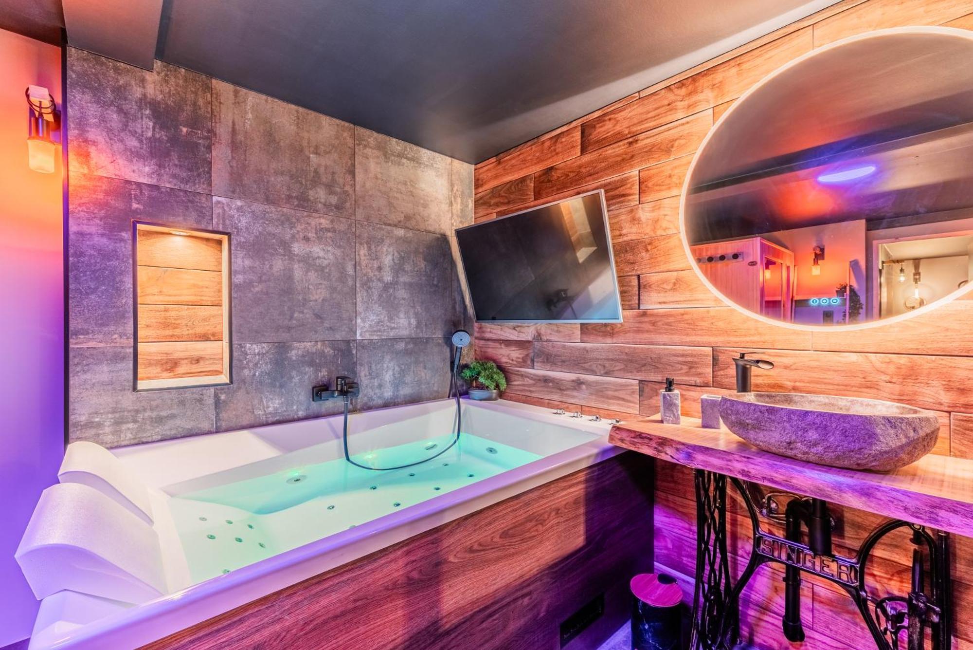 Love Room And Luxe Sous Les Colombages D'Alsace Drusenheim Exterior photo